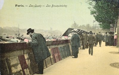 Carte postale représentant les bouquinistes le long de la rive gauche de la Seine, Paris, avant 1914 - French School