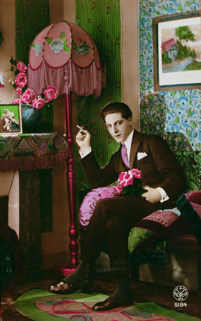 Carte postale représentant un jeune homme élégant, vers 1930 - French School