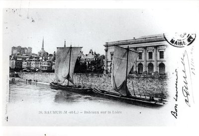 Carte postale représentant des barges sur la Loire à Saumur, France, avant 1914 (photo n/b) - French School