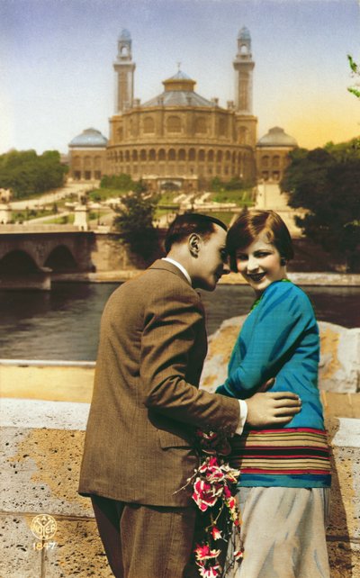 Carte postale représentant des amoureux à Paris près de la Seine, vers 1930 - French School