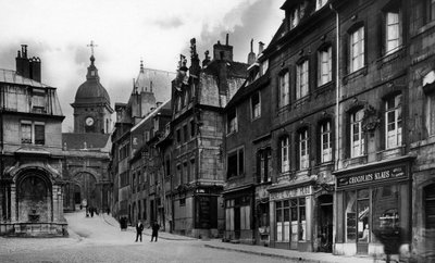 Carte postale représentant la fontaine Saint-Quentin et la maison natale de Victor Hugo, c.1910 - French School