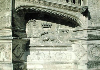 Relief du Grand Escalier représentant les armoiries de François Ier avec une salamandre - French School