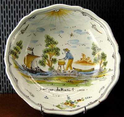Saladier représentant un artisan et des bateaux sur la Loire, Nevers, 1800 - French School