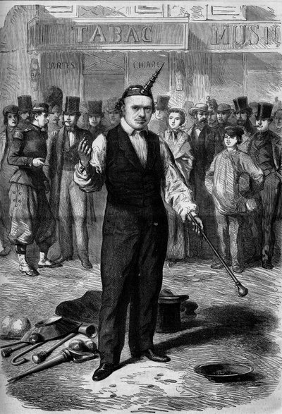 Artiste de rue : un bâtonniste (jongleur de cannes) dans les rues de Paris. - French School