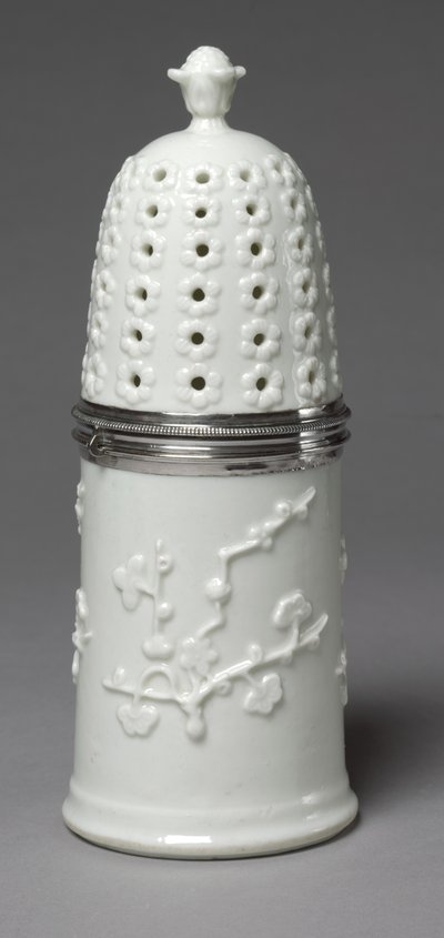 Sucrier, fabriqué par la Manufacture de porcelaine de Saint-Cloud, vers 1732-1738 - French School