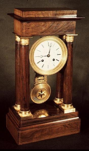 Pendule de table, piliers et entablement en bois poli, français, période du Premier Empire, début XIXe siècle - French School