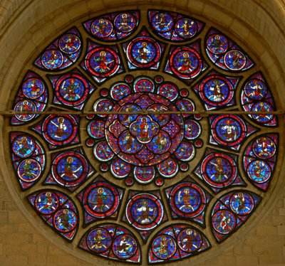 La rosace est : La Vierge, les Apôtres et les Anciens de l