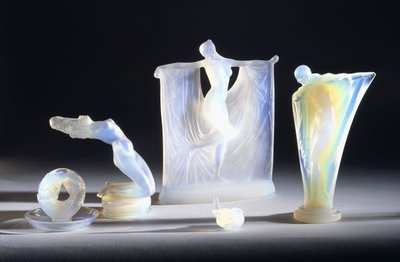 Trois objets en verre opalescent par Lalique - French School