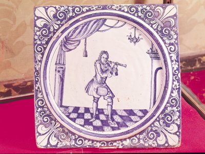 Carreau représentant un clarinettiste, 1706 (faïence) - French School