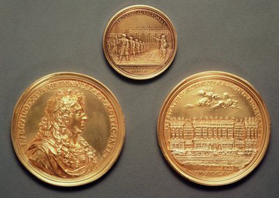 Les Revues, 1680 par Thomas Bernard; Profil de Louis XIV, La Colonnade du Louvre, projet de Bernini par Jean Warin III (1604-72) - French School
