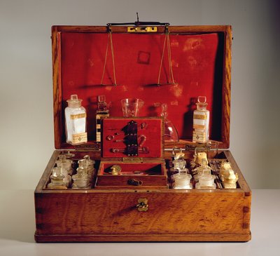 Pharmacie de voyage (hêtre, verre et métal) - French School