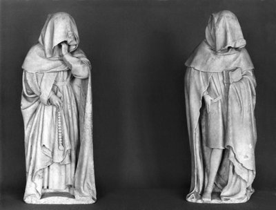 Deux pleureurs, du tombeau du Duc Jean de Berry (1340-1416) vers 1450-53 (albâtre) - French School