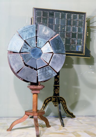 Miroir à foyer variable conçu par Jacques Alexandre César Charles et utilisé par Georges Louis Leclerc, Comte de Buffon, dans ses expériences sur la fusion du plomb - French School