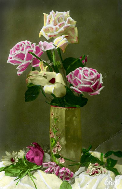 Vase de roses - French School