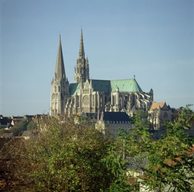 Vue de la cathédrale de Chartres, du sud-est, commencée en 1194 - French School