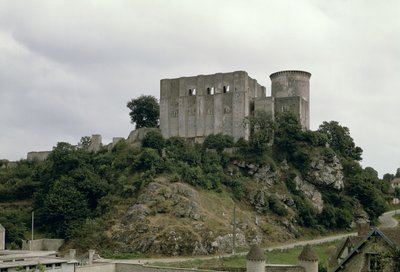 Vue de la Tour de Talbot et du donjon du château - French School