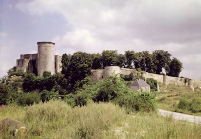 Vue de la Tour de Talbot et du donjon du château - French School