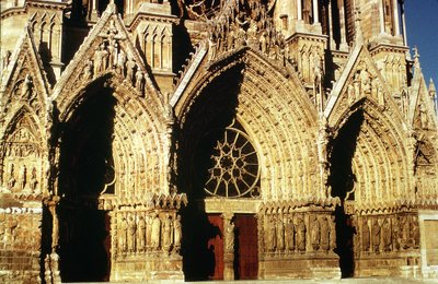 Vue des portails de la façade ouest, commencée en 1231 et achevée en 1430 - French School