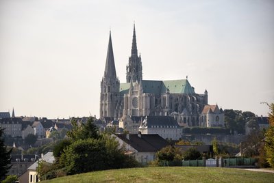 Vue de la cathédrale de Chartres avec la ville - French School