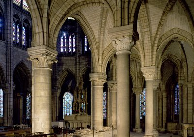 Vue des colonnes et de la voûte dans le déambulatoire - French School