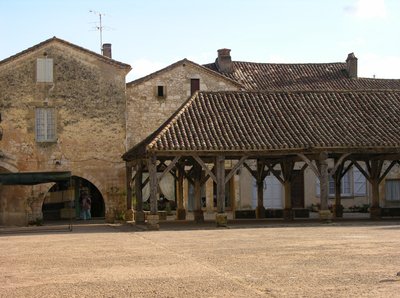 Vue du marché couvert dans le village - French School