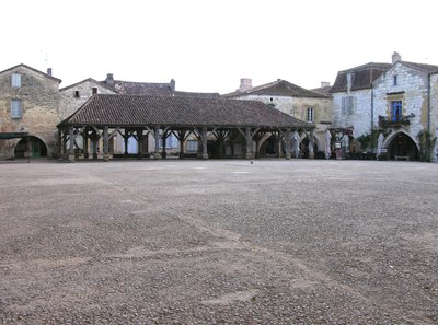 Vue du marché couvert dans le village - French School