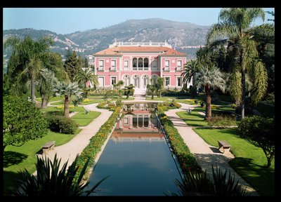 Vue de la façade et des jardins de la Villa Ile-de-France, construite en 1905-12 - French School