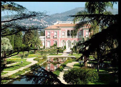 Vue de la façade et des jardins de la Villa Ile-de-France, construite en 1905-12 - French School