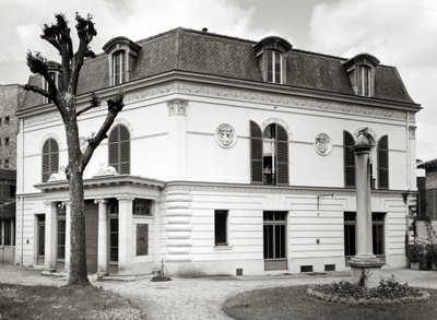Vue de la façade de la Bibliothèque Marmottan depuis le jardin, construite entre 1880 et 1921 - French School