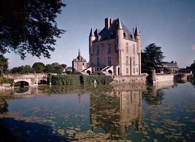 Vue du donjon du château, construit entre 1355 et 1388 - French School