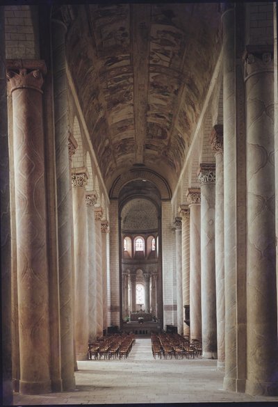 Vue de la nef vers le chœur et la voûte décorée de fresques du XIIe siècle - French School