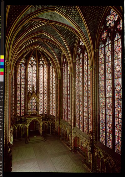 Vue des vitraux dans la chapelle supérieure, 1246-48 - French School