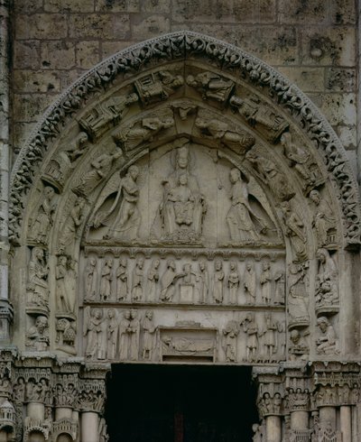 Vue du tympan représentant la Madonna et l