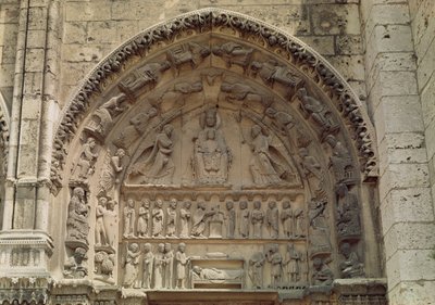 Vue du tympan représentant la Vierge à l