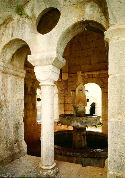 Vue de la fontaine utilisée par les moines dans le cloître - French School