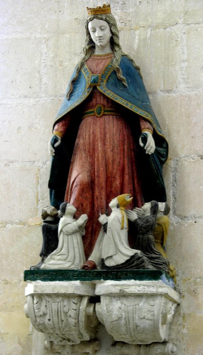 Vierge protégeant le clergé (pierre polychrome) - French School