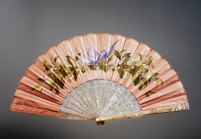 Éventail de mariage représentant des colombes sur une branche, tempera sur soie et nacre créé par Félix Alexandre, Paris - French School