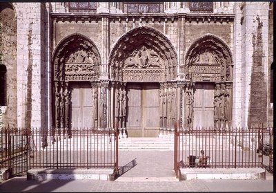 Façade ouest avec les trois portes du Portail Royal représentant l