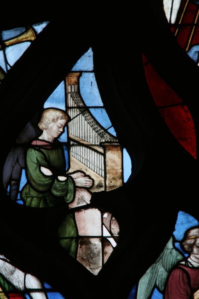 Fenêtre représentant un Ange musicien - French School