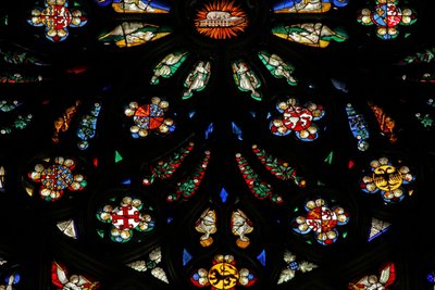 Fenêtre représentant un détail de la rosace ouest ; les armoiries incluent Montmorency-Laval, Bertrand Du Guesclin et Olivier de Clisson - French School