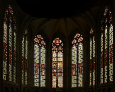 Fenêtre représentant une vue de la chapelle est : les trois fenêtres centrales sont modernes mais les autres appartiennent à la fin du XIIIe siècle - French School