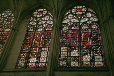Fenêtre représentant le côté nord du chœur avec les fenêtres en bande du triforium en vitrail - French School