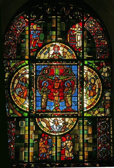 Fenêtre dans la sacristie représentant la Crucifixion au centre de la fenêtre typologique - French School