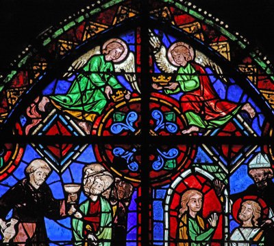 Fenêtre w06 représentant des anges en haut de la fenêtre de Saint Brioude - French School