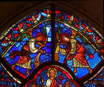 Fenêtre w0 représentant des anges avec des encensoirs - French School