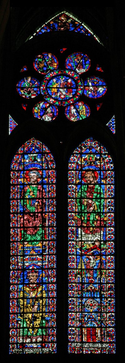 Fenêtre w102 représentant Saint Pierre et Saint André; la cathédrale de Soissons et un évêque; dans la rose des scènes de la vie de Saint Pierre - French School