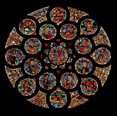 Fenêtre w108 représentant la Nouvelle Alliance : en haut, le Christ (Alpha et Omega), puis les quatre symboles des Évangélistes formant un carré, deux Vertus aux extrémités gauche et droite, et l