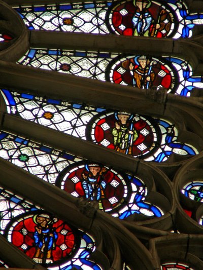 Fenêtre w121 représentant des évêques, des rois, des martyrs dans une section de la rosace - French School