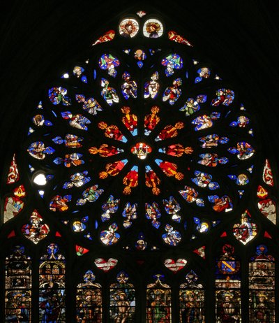 Fenêtre w135 représentant Dieu, séraphins, anges musiciens et dix des Apôtres. Les lancettes en dessous contiennent des figures de la fin du XVIe siècle, les saints patrons des chanoines de l