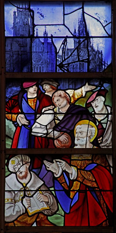 Fenêtre w1 représentant une scène de la vie de Saint Pierre : Simon le Magicien et Pierre débattent ; la cathédrale de Rouen et Saint-Maclou en arrière-plan - French School